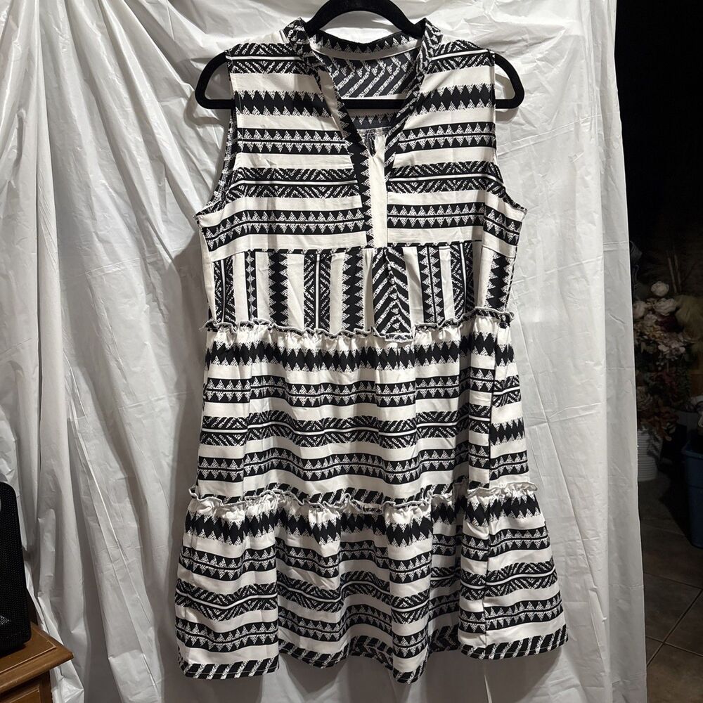CUPSHE Womens L Black White Geometric Tiered Sleeveless Mini Dress NWT